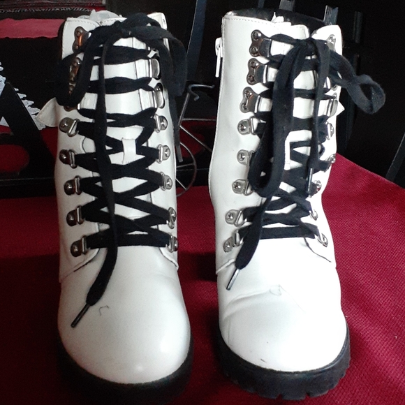 Mia booties - Picture 3 of 10